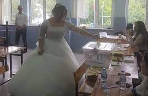 Bursalı genç çift oylarını gelinlik ve damatlıkla kullandı