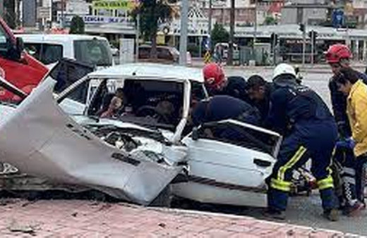 Antalya'da iki otomobilin çarpıştığı kazada 3 kişi yaralandı