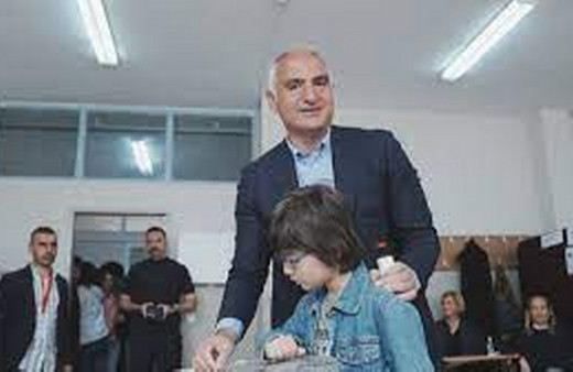 Kültür ve Turizm Bakanı Ersoy, Beşiktaş'ta oyunu kullandı