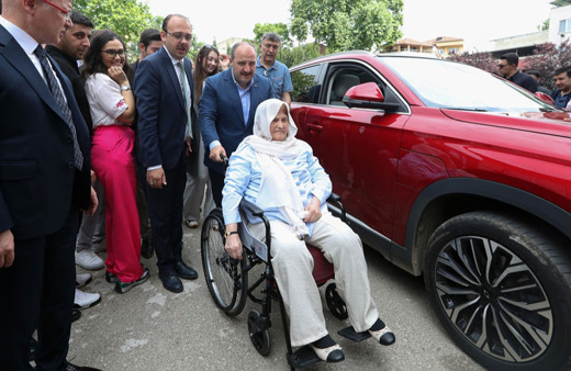 Mustafa Varank, oy kullanmaya Hatice Teyze ile birlikte gitti