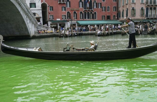 Venedik'teki ünlü Büyük Kanal'ın suyu yeşil renge döndü