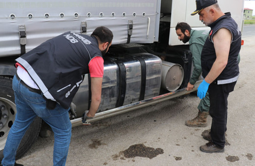 Ağrı'da tırın yakıt deposunda 537 kilo 250 gram sıvı uyuşturucu ele geçirildi
