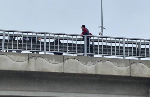 Antalya'da intihar girişimi: Polisler yaklaştı o uzaklaştı! Sağanak yağmur altına zor anlar yaşattı...