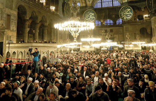 İstanbul'un fethi dolayısıyla Ayasofya-i Kebir Cami-i Şerifi'nde mevlit okutuldu
