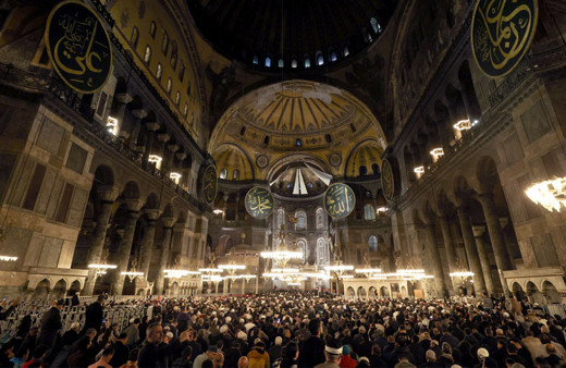 İstanbul'un fethinin 570. yıldönümü etkinlikleri Ayasofya'da başladı! Sabah namazında onbinler toplandı