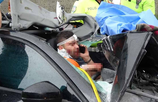 Kazada paramparça olan otomobilde sıkışan sürücü dakikalarca telefonda konuştu