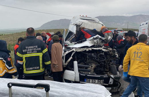 Sivas'ta feci kaza! Servis aracı ile tır çarpıştı: Ölü ve yaralılar var