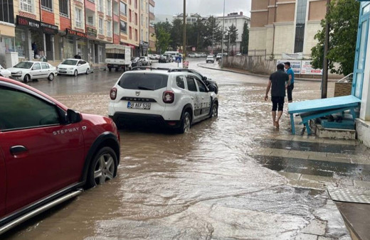 Sivas Suşehri'nde yollar göle döndü