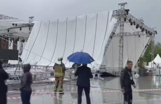 Şiddetli yağmura dayanamadı! TOBB Genel Kurulu'nda platform çöktü!