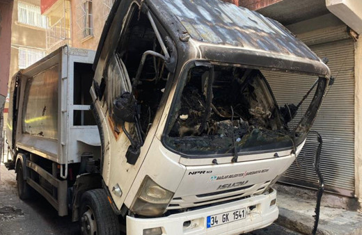Diyarbakır’da belediyenin çöp arabası terör yandaşlarının saldırısına uğradı