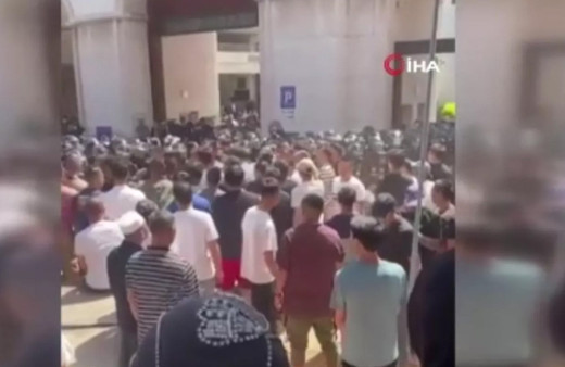 Çin’de caminin yıkılma iddiası Müslümanları sokaklara döktü