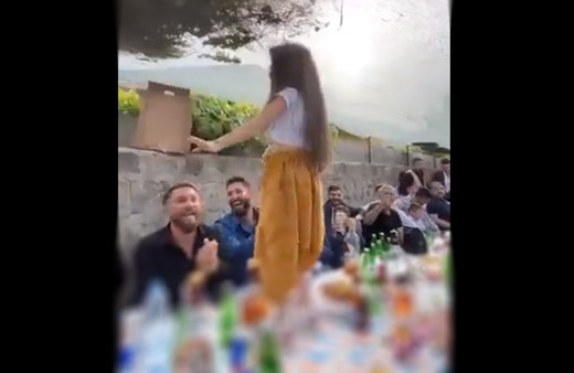 Görüntülere tepki yağıyor! Kız çocuğunu içki masasında oynattılar! Kayseri Valiliği'nden açıklama