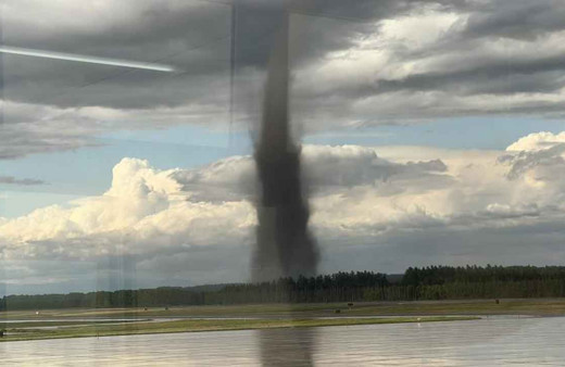Japonya'yı dev hortum vurdu! Tüyler ürperten görüntü amatör kamerada!