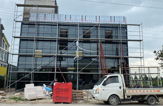 Kocaeli'de korkunç olay! Elektrik akımına kapılan işçi, 3'üncü kattan düşerek ağır yaralandı