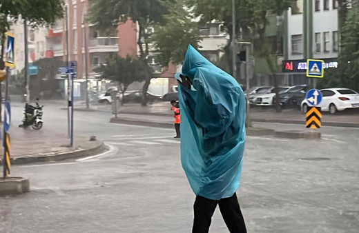Mersin'de dolu ve yağmur etkili oldu, bazı evleri su bastı
