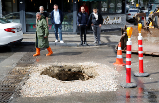 Ankara'yı sağanak yağış vurdu, yol çöktü! Belediye ekipleri çalışmalara başladı...