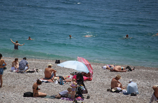 Antalya'da fırsatını bulan kendini denize attı!