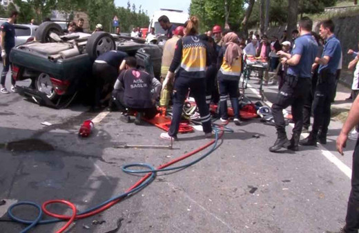 Kontrolden çıkan araç ağaca çarpıp takla attı: 5 yaralı