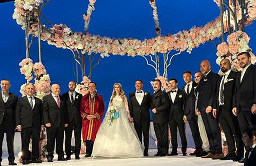 Metin Dağ nişanlısı Feyza Ermiş ile Çırağan Sarayı’nda dünyaevine girdi