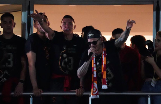 Galatasaray şampiyonluğu Florya’da taraftarıyla kutladı