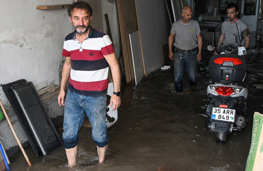 İzmir'i yine su bastı! Sağanak yağış hayatı olumsuz etkiledi!