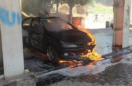 Kahramanmaraş'ta park halindeki otomobil cayır cayır yandı