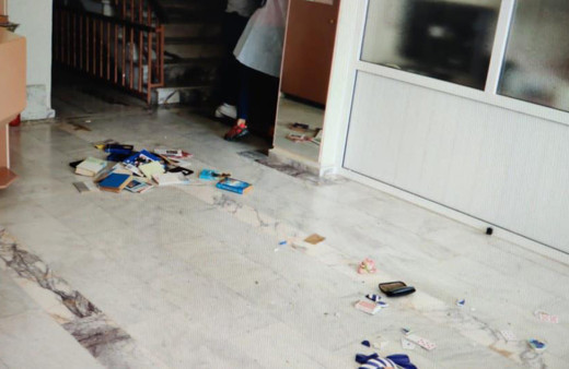 Ev sahibi kiracısına dehşeti yaşattı! Kapısına kimyasal sıvı döktü, 5 kişi hastanelik oldu