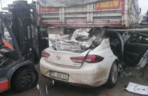 Samsun'da otomobil tırın altına girdi! Sürücü hayatını kaybetti!