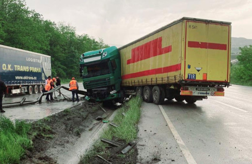 Samsun'da tır önce bariyere çarptı sonra su kanalına girdi