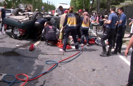 İstanbul'da feci kaza! Ağaca çarpan otomobil takla attı: Film seyreder gibi izlediler!