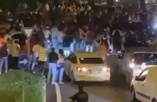 İnanılmaz olay...Şampiyonluk kutlayanların üzerine aracını sürdü: 2 yaralı