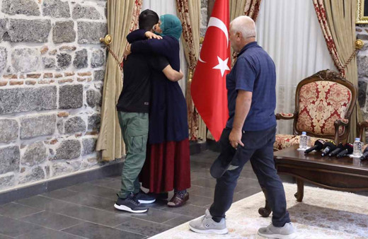 8 yıl sonra bir araya geldiler gözyaşları sel oldu! Diyarbakır annelerinden biri daha evladına kavuştu