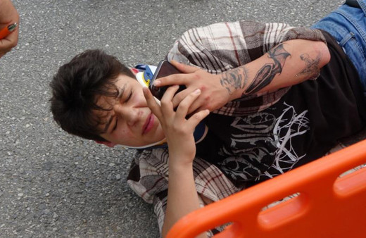 Yerde acı içinde kıvranırken annesine haber vermeyi ihmal etmedi