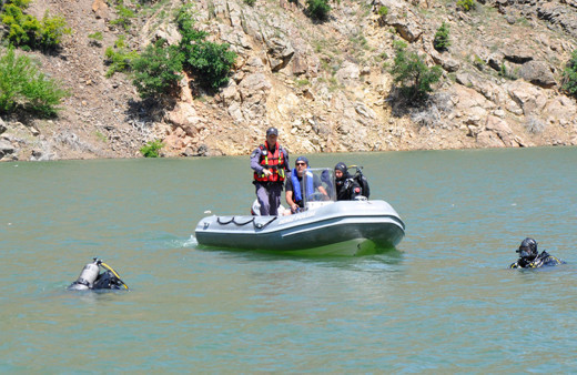 Artvin'de nehre düşen kamyon sürücüsü 10 gündür aranıyor