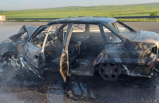 Bolu'da bir otomobil bariyere çarparak yandı!