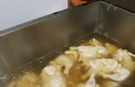 Mide bulandıran görüntüler! Bozuk tavukları müşterilere yedirdiler korkmasın diye çamaşır suyuna bastılar