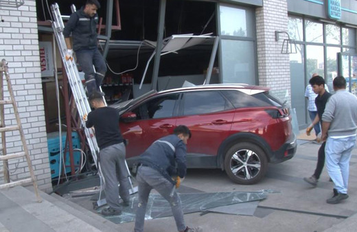 İstanbul'da faciaya ramak kaldı: Freni boşalan otomobil markete daldı!