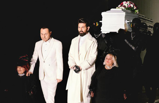 Serdar Ortaç'ın zor anları! Kardeş acısıyla sarsılmıştı: Klipte tabut taşıdı, çekimleri tamamlayamadı!