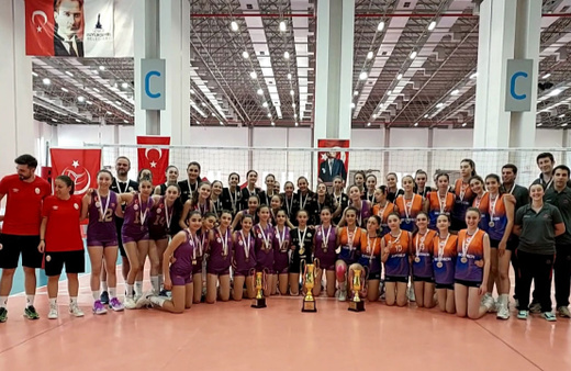Voleybol Türkiye Şampiyonası midi kızlarda birincilik VakıfBank'ın