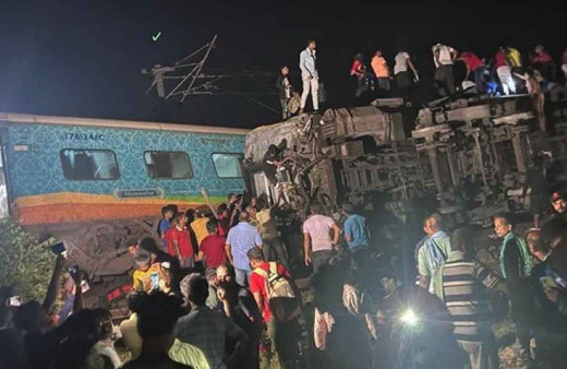 Hindistan’da tren kazası: Çok sayıda ölüler ve yaralılar var! Olay yerinden ilk görüntüler...