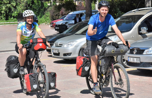 Bisikletleriyle dünya turuna çıkan Hollandalılar Bilecik'te mola verdi