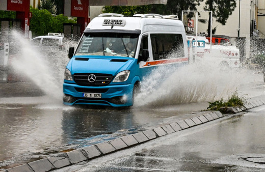 İzmir'de sağanak yağış hayatı olumsuz etkiledi! Her yeri su bastı!