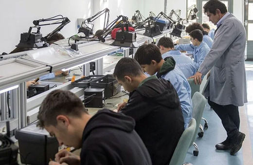 Meslek liseliler çiçekten oyuncağa birçok alanda üretime katkı sunuyor