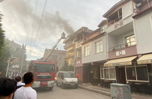Kocaeli'de korkutan yangın! Çatıda çıktı, daireye sıçradı: Mahalleli sokağa döküldü!