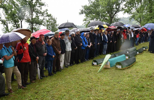 Bosna Hersek'teki savaşta öldürülen 8 Boşnak, 31 yıl sonra defnedildi