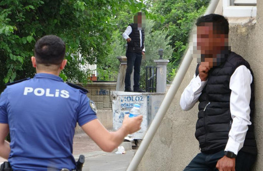 Antalya'da korku dolu anlar! Cinnet geçirip bıçağı boğazına dayadı: İkna eden adamın elini öptü!