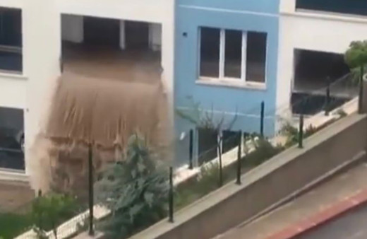 Ankara'da su basan dairenin eşyaları dışarı taştı! İşte o anların görüntüsü...