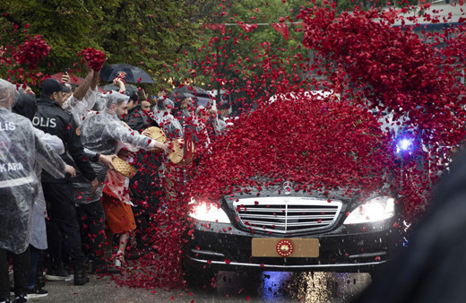 Cumhurbaşkanı Erdoğan'a yemin töreni öncesi sevgi seli! Arabasını güle boğdular...