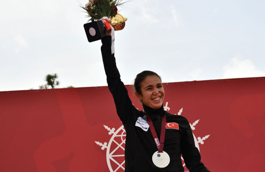 Milli pentatloncu İlke Özyüksel'den Dünya Kupası'nda gümüş madalya