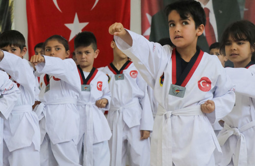 Kayseri'de kırsal mahallelerdeki çocuklar taekwondo ile tanıştı
